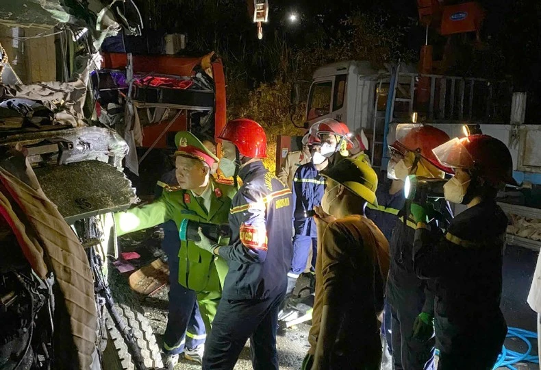 Lực lượng chức năng tỉnh Sơn La đã kịp thời có mặt tại hiện trường để khắc phục, hỗ trợ các nạn nhân trong vụ tai nạn.