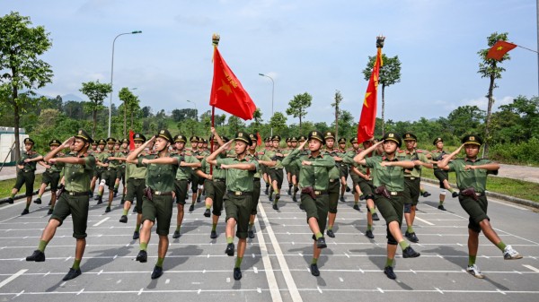 The male technical and high-tech crime prevention officers practice in hot weather. Khối Nam sĩ quan kỹ thuật nghiệp vụ và phòng, chống tội phạm sử dụng công nghệ cao luyện tập trong thời tiết nắng nóng.