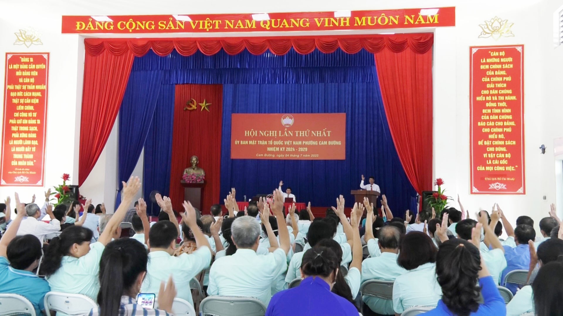 Biểu quyết thông qua nghị quyết. 0005100-07-14-07still002-1.jpg