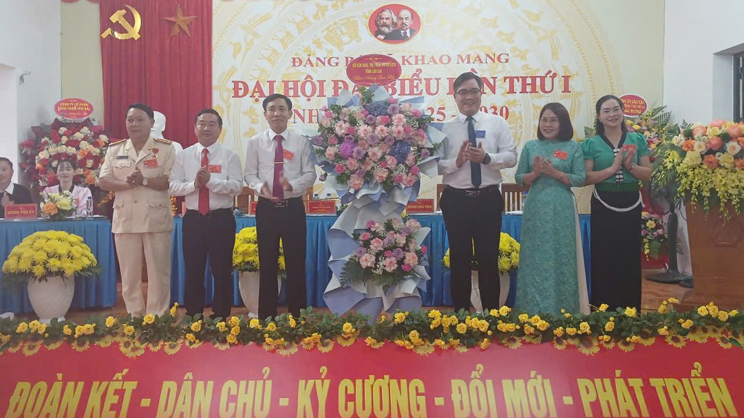 Các đại biểu tặng hoa chúc mừng Đại hội Đảng bộ xã Khao Mang. z6906820676124-a6486c5bb4fc83dfc498307e19b492de.jpg