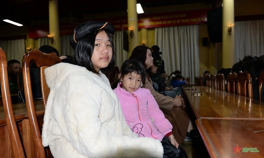 Em Hoàng Thị Hồng Nhung và bé Nguyễn Thị Tuynh (bị thương trong trận sạt lở và được điều trị lành bệnh) lần đầu về thăm Lăng Bác.