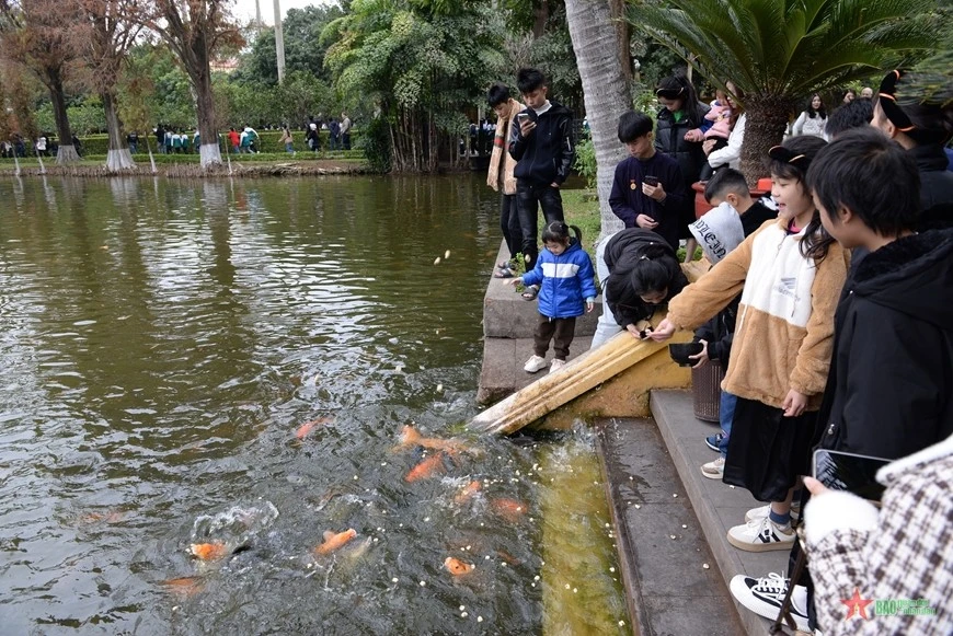 Các em nhỏ thôn Làng Nủ bên ao cá Bác Hồ.