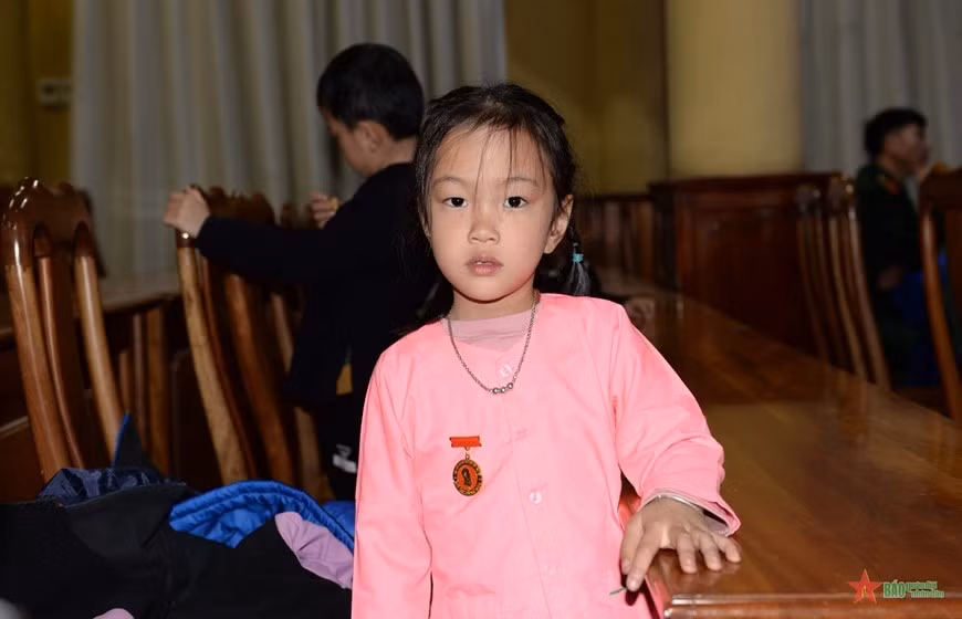 Bé Hoàng Ngọc Lan (mất cha, mẹ, sống với bà ngoại) được cô giáo đưa về thăm Lăng Bác.