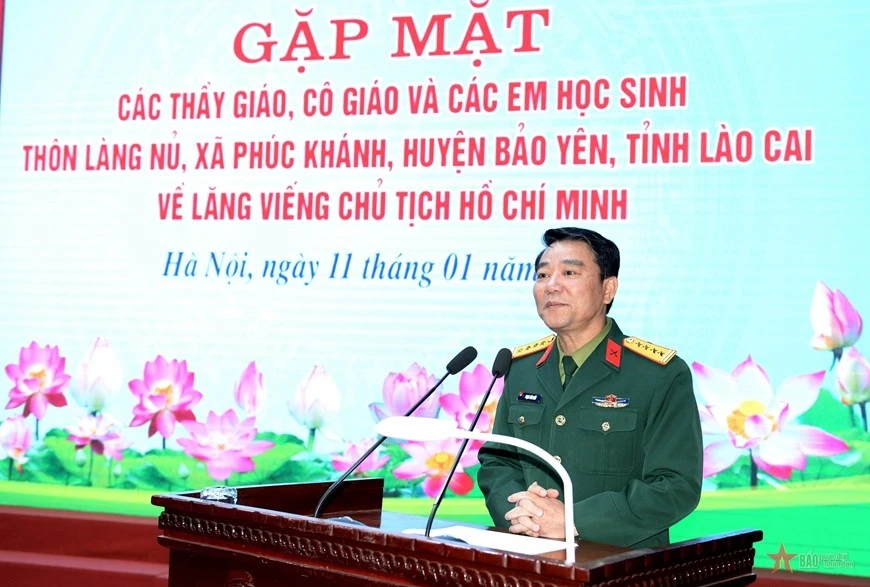 Đại tá Phạm Văn Hiếu, Phó chính ủy Bộ tư lệnh Bảo vệ Lăng Chủ tịch Hồ Chí Minh phát biểu động viên các thầy, cô giáo và học sinh.