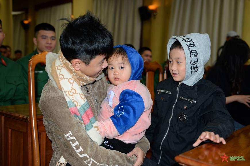 Những em bé thôn Làng Nủ lần đầu về Thủ đô. Những em bé thôn Làng Nủ lần đầu về Thủ đô.