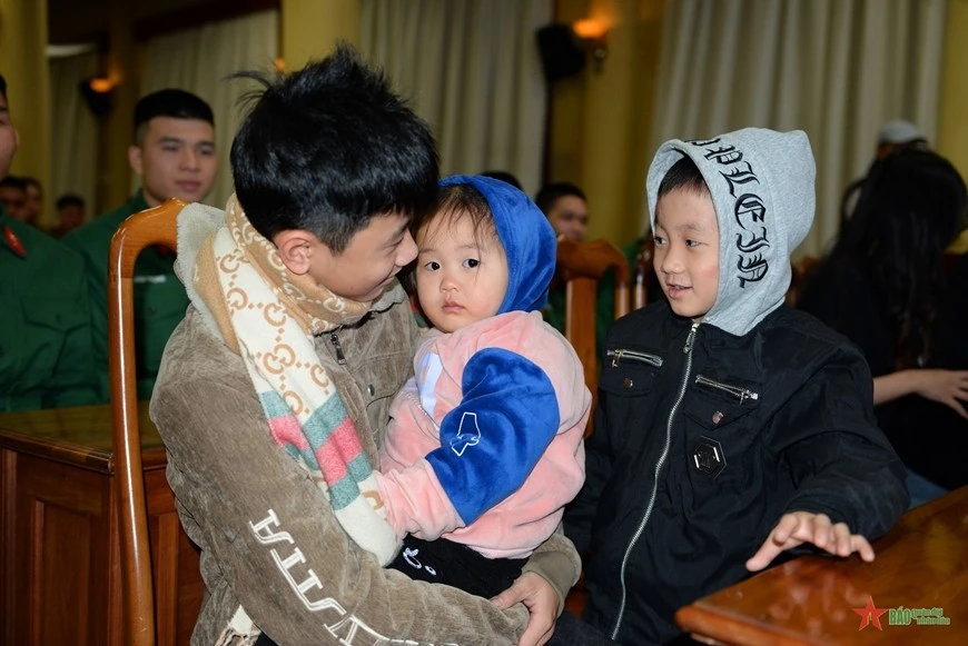 Những em bé thôn Làng Nủ lần đầu về Thủ đô.