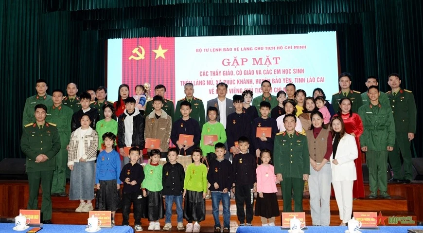 Lãnh đạo Bộ tư lệnh Bảo vệ Lăng Chủ tịch Hồ Chí Minh trao quà tặng các em nhỏ ở thôn Làng Nủ.