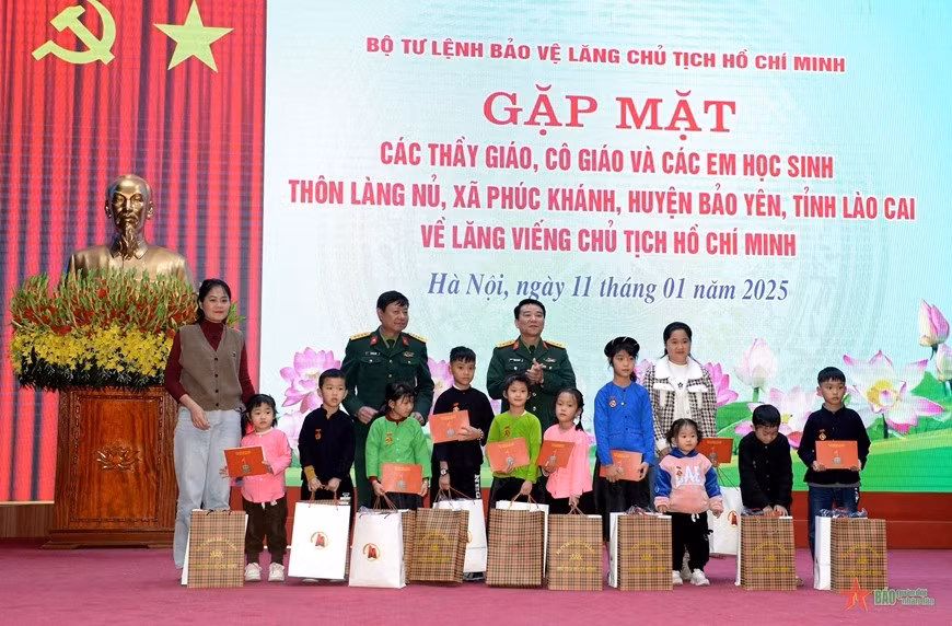 Trẻ em Làng Nủ về thăm Lăng Bác ảnh 2