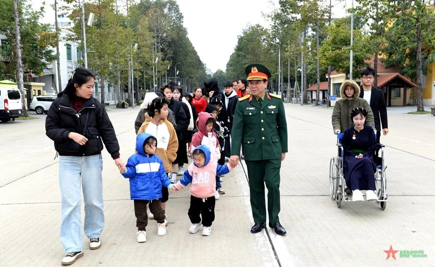 Trẻ em Làng Nủ về thăm Lăng Bác ảnh 4