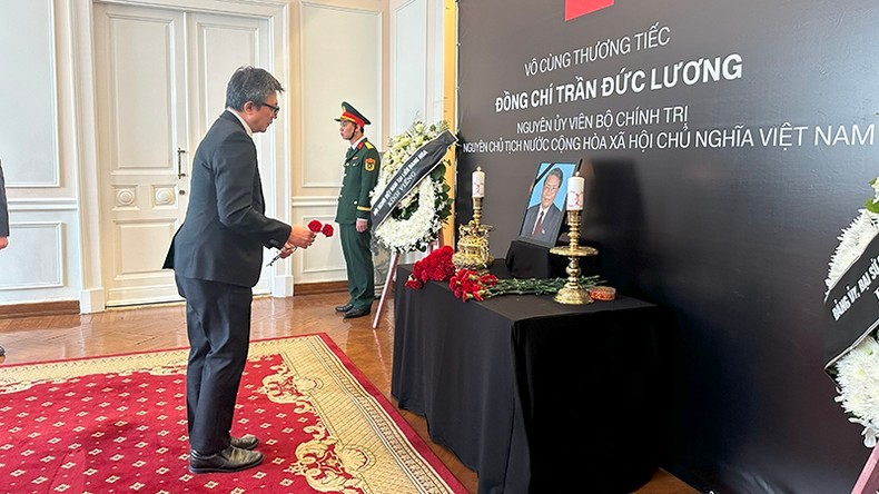 Đại diện Đại sứ quán Indonesia vào viếng. Đại diện Đại sứ quán Indonesia vào viếng.