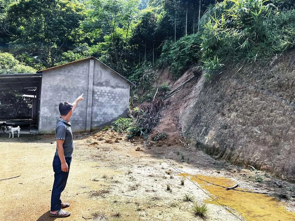 Vết nứt to và dài trên quả đồi gần nơi sinh sống cũ của 17 hộ dân Kho Vàng đến nay vẫn còn là khu vực có nguy cơ sạt lở cao.