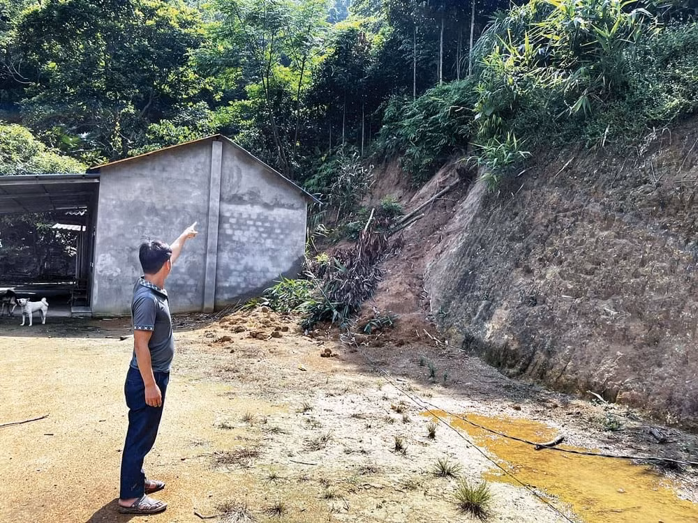 Vết nứt to và dài trên quả đồi gần nơi sinh sống cũ của 17 hộ dân Kho Vàng đến nay vẫn còn là khu vực có nguy cơ sạt lở cao.