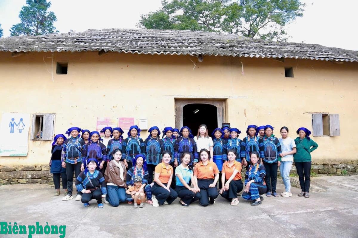 Du khách chụp ảnh lưu niệm cùng đồng bào tại Nhà văn hóa cộng đồng thôn Lao Chải. Du khách chụp ảnh lưu niệm cùng đồng bào tại Nhà văn hóa cộng đồng thôn Lao Chải.