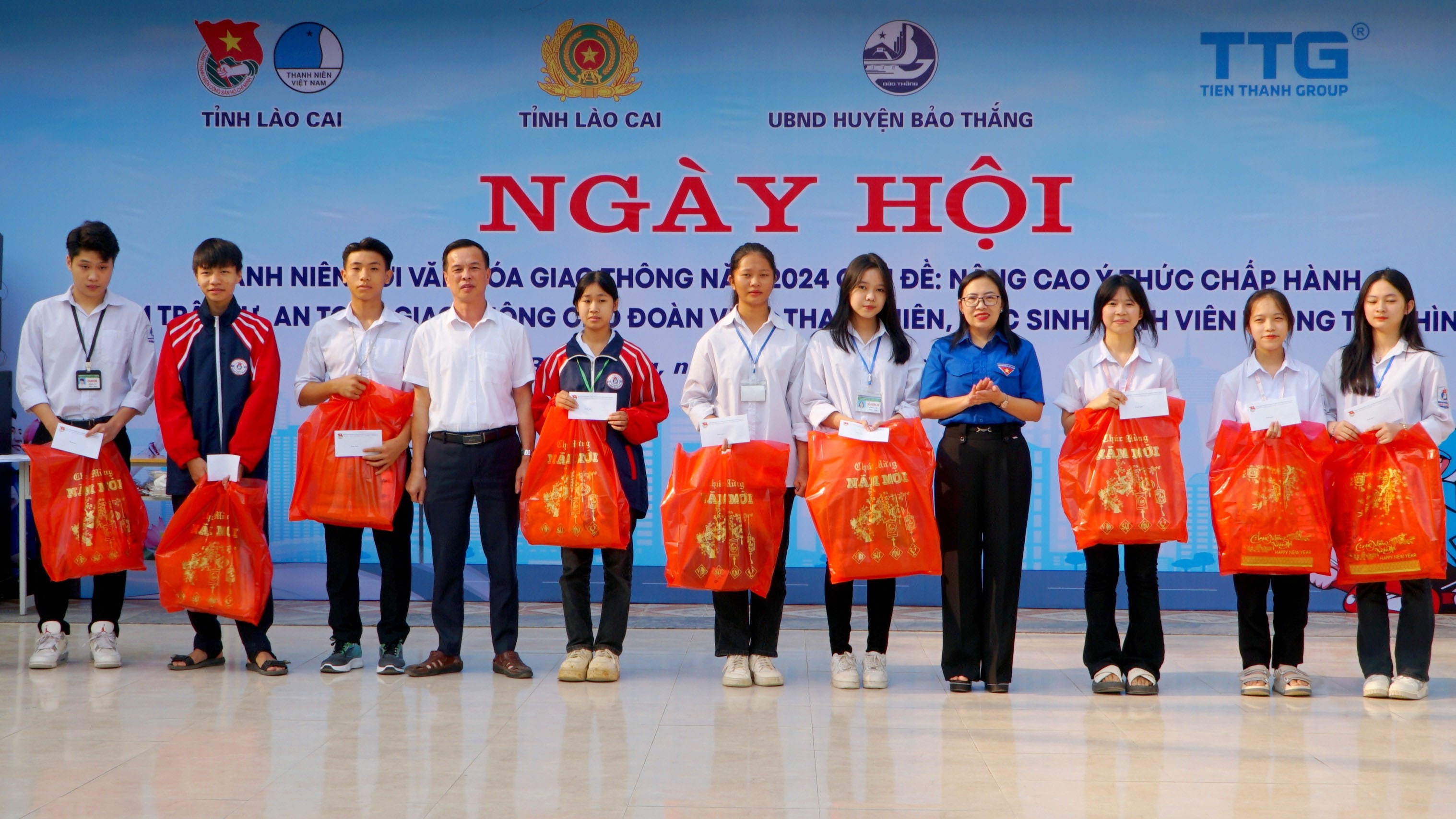 Tặng quà cho các em học sinh. img-20241115-113306.jpg
