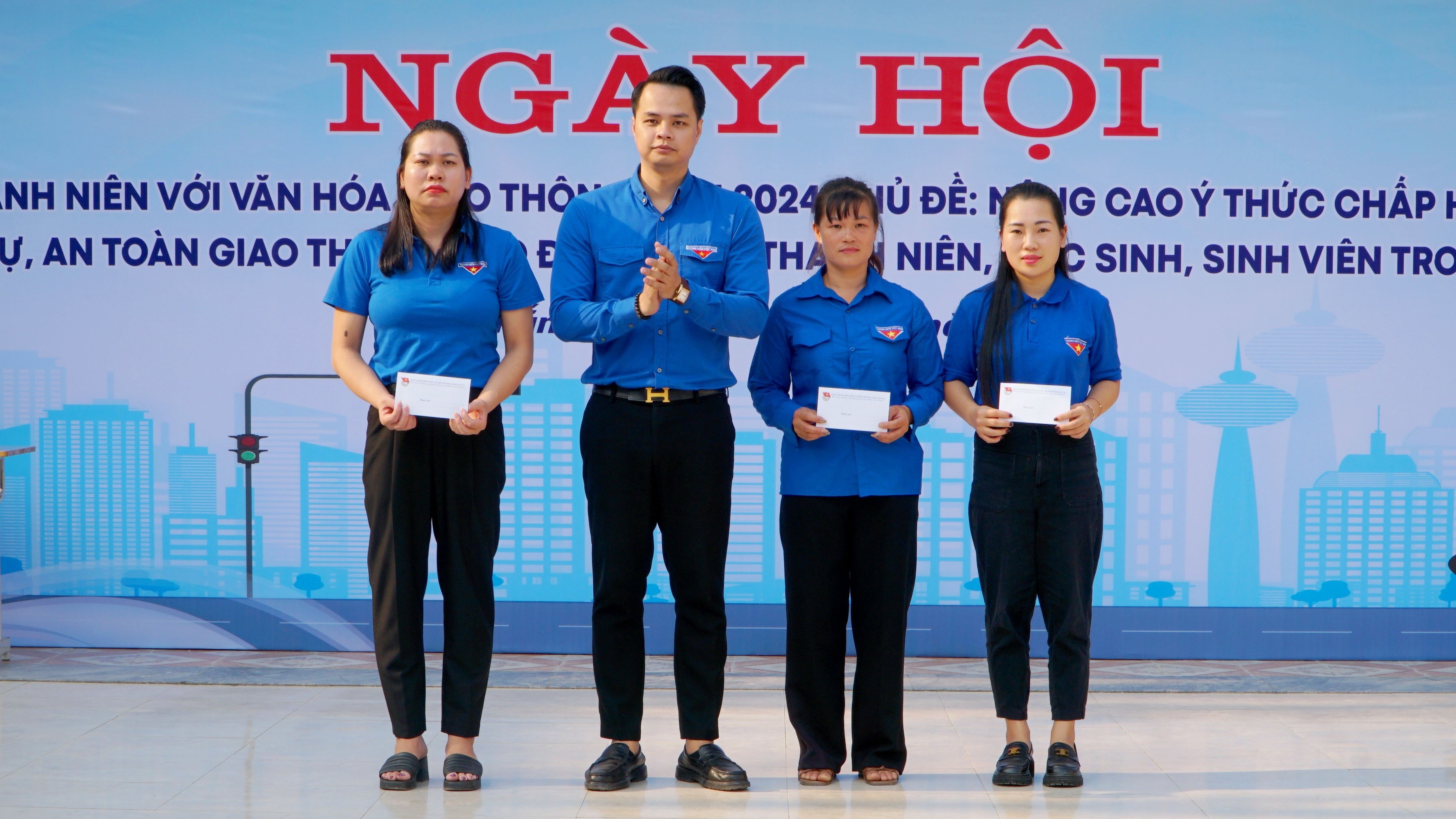 Trao giải Cuộc thi Tìm hiểu pháp luật an toàn giao thông trên ứng dụng công nghệ số tuần 1. img-20241115-113225.jpg
