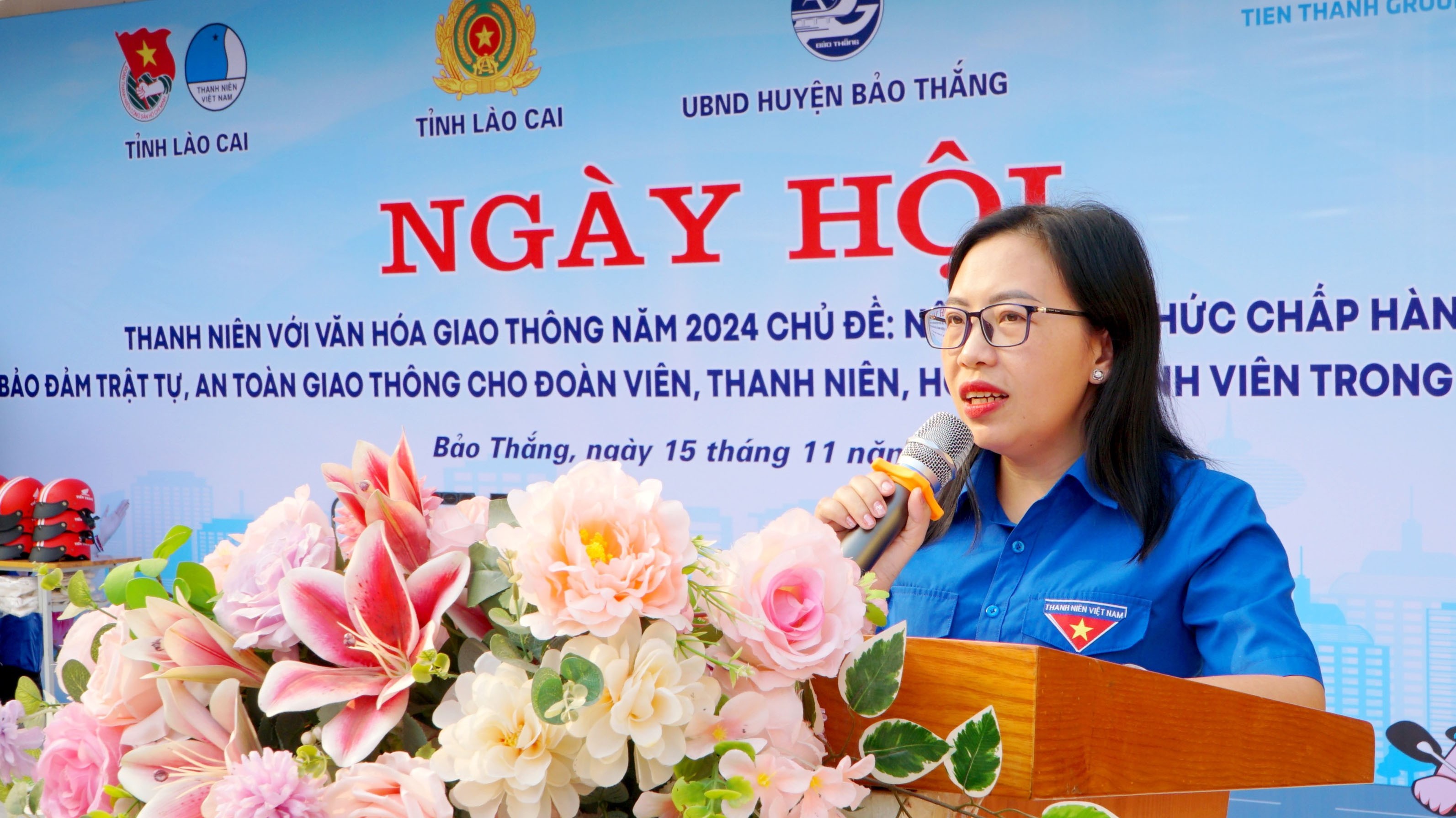 Chị Giàng Thị Mai, Bí thư Tỉnh đoàn phát biểu khai mạc ngày hội. img-20241115-112856.jpg
