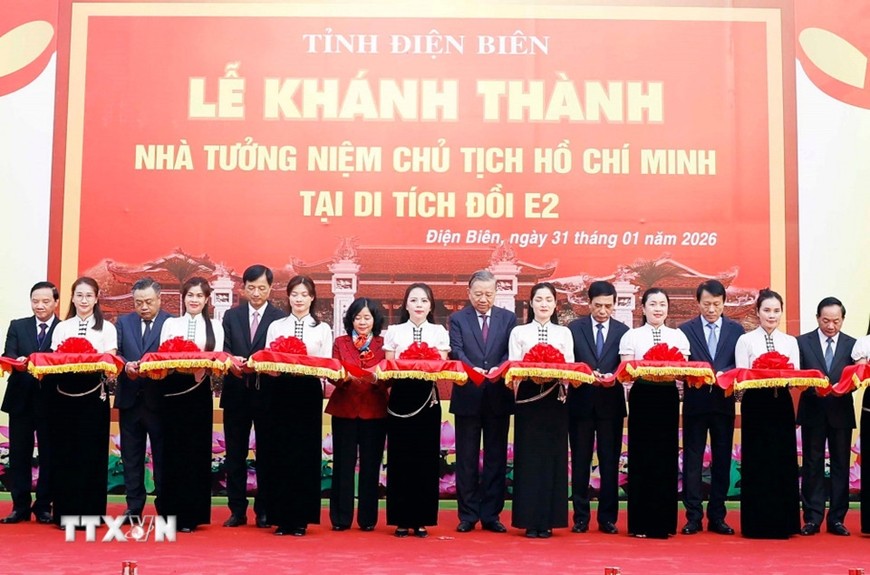 Tổng Bí thư Tô Lâm và các đại biểu thực hiện nghi thức cắt băng khánh thành Nhà tưởng niệm Chủ tịch Hồ Chí Minh.