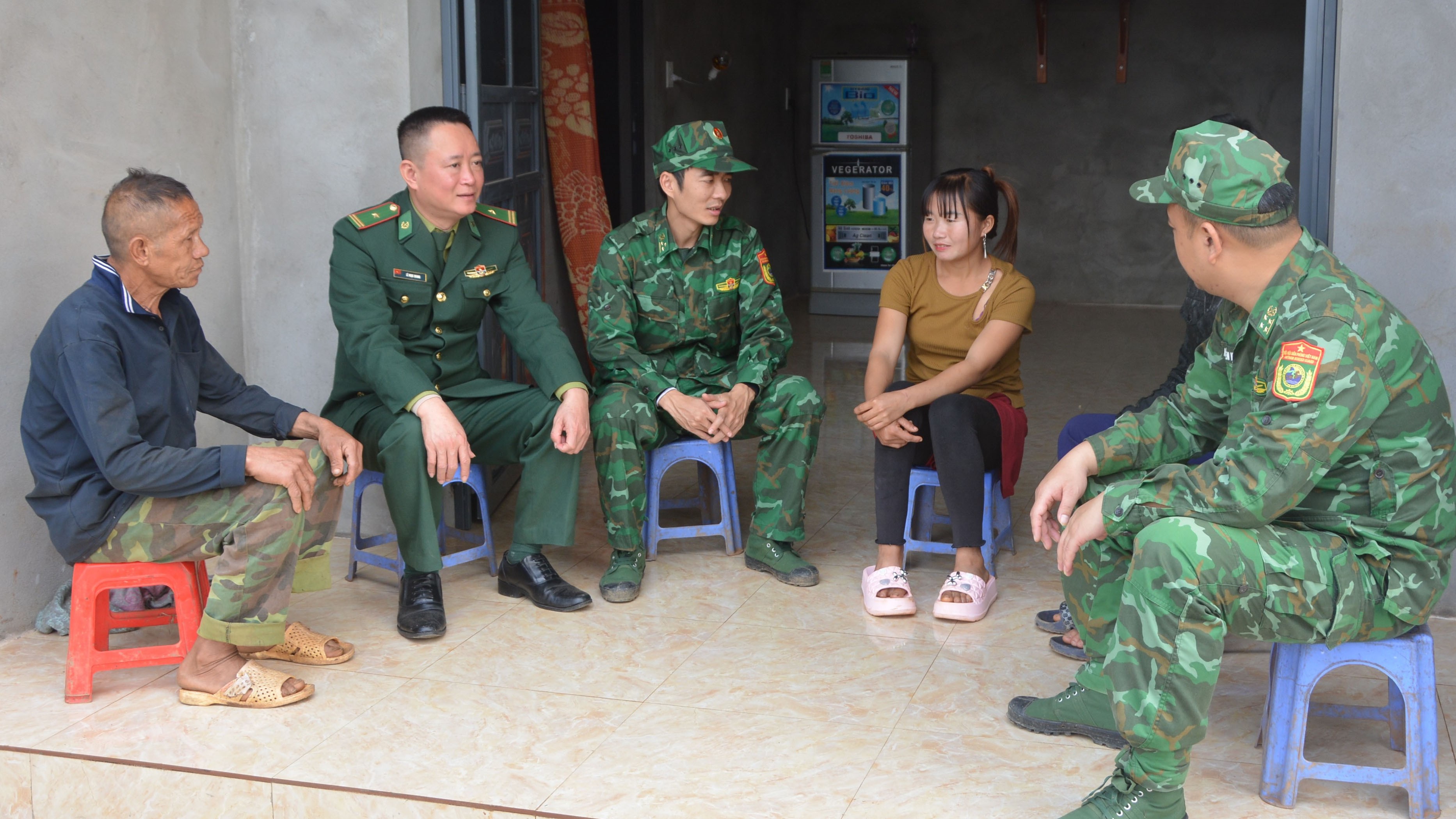 Bộ đội biên phòng tuyên truyền pháp luật về bảo vệ biên giới cho người dân. dsc-1818.jpg