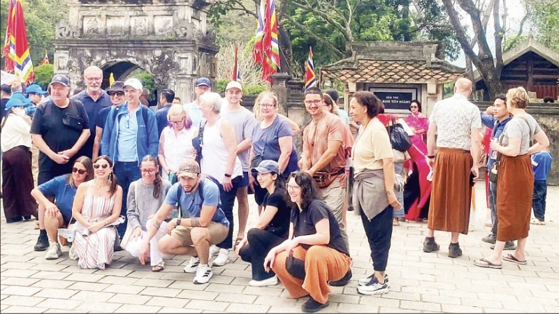 Du khách quốc tế tham quan Khu di tích Đền Vua Đinh-Vua Lê (Ninh Bình).