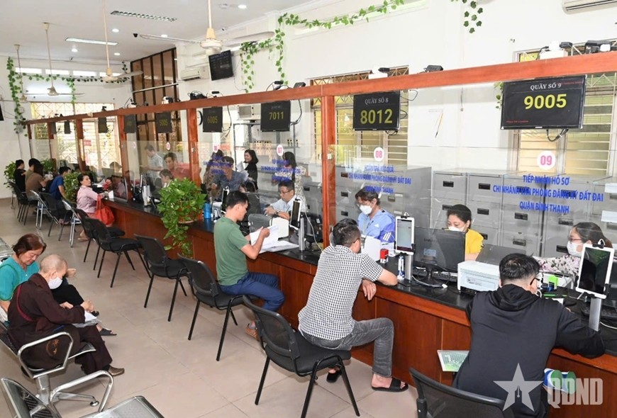 Menschen kommen, um Verwaltungsverfahren beim Volkskomitee des Bezirks Binh Thanh in Ho-Chi-Minh-Stadt durchzuführen. Người dân đến thực hiện các thủ tục hành chính tại UBND phường Bình Thạnh, TP Hồ Chí Minh.