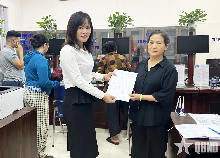 Nếu Dự thảo Nghị định được thông qua, Chủ tịch UBND cấp xã có thể ủy quyền chứng thực cho công chức cấp xã. Trong ảnh là người dân phường Phú Diễn, TP Hà Nội nhận kết quả giải quyết thủ tục hành chính từ cán bộ phường.