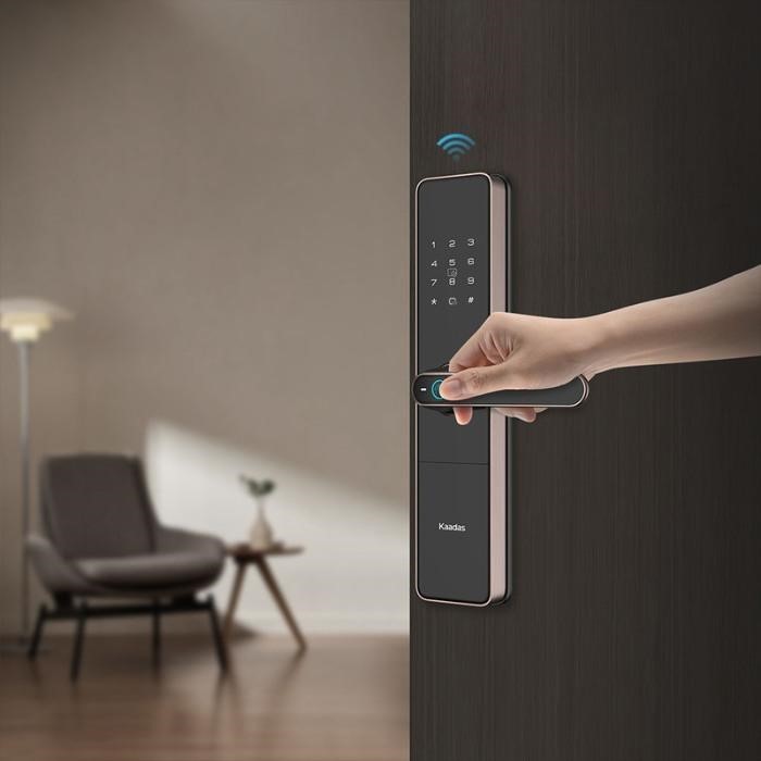 Kaadas S500-5W sang trọng khi hoàn thiện lắp đặt trên cửa. 5-4521.jpg