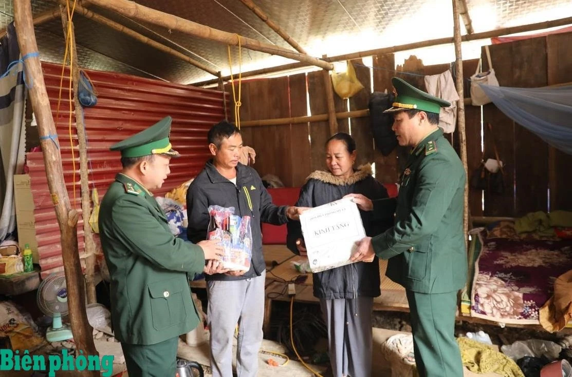 Cán bộ Đồn Biên phòng Mỹ Lý, Bộ đội Biên phòng tỉnh Nghệ An tặng quà Tết cho người dân bị thiệt hại do mưa lũ.