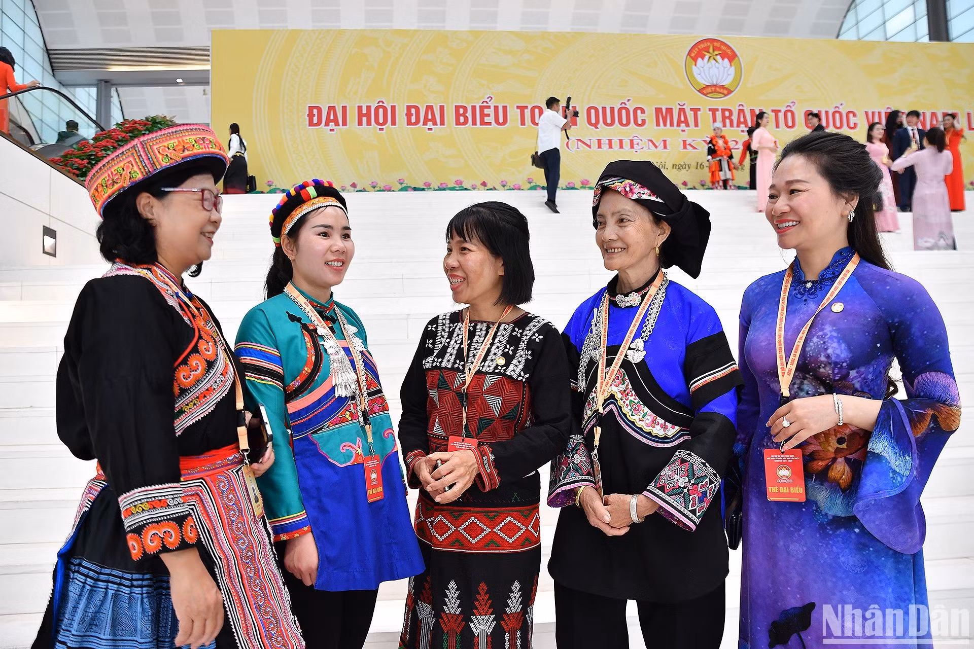 Đại biểu các dân tộc sôi nổi thảo luận bên lề Đại hội.