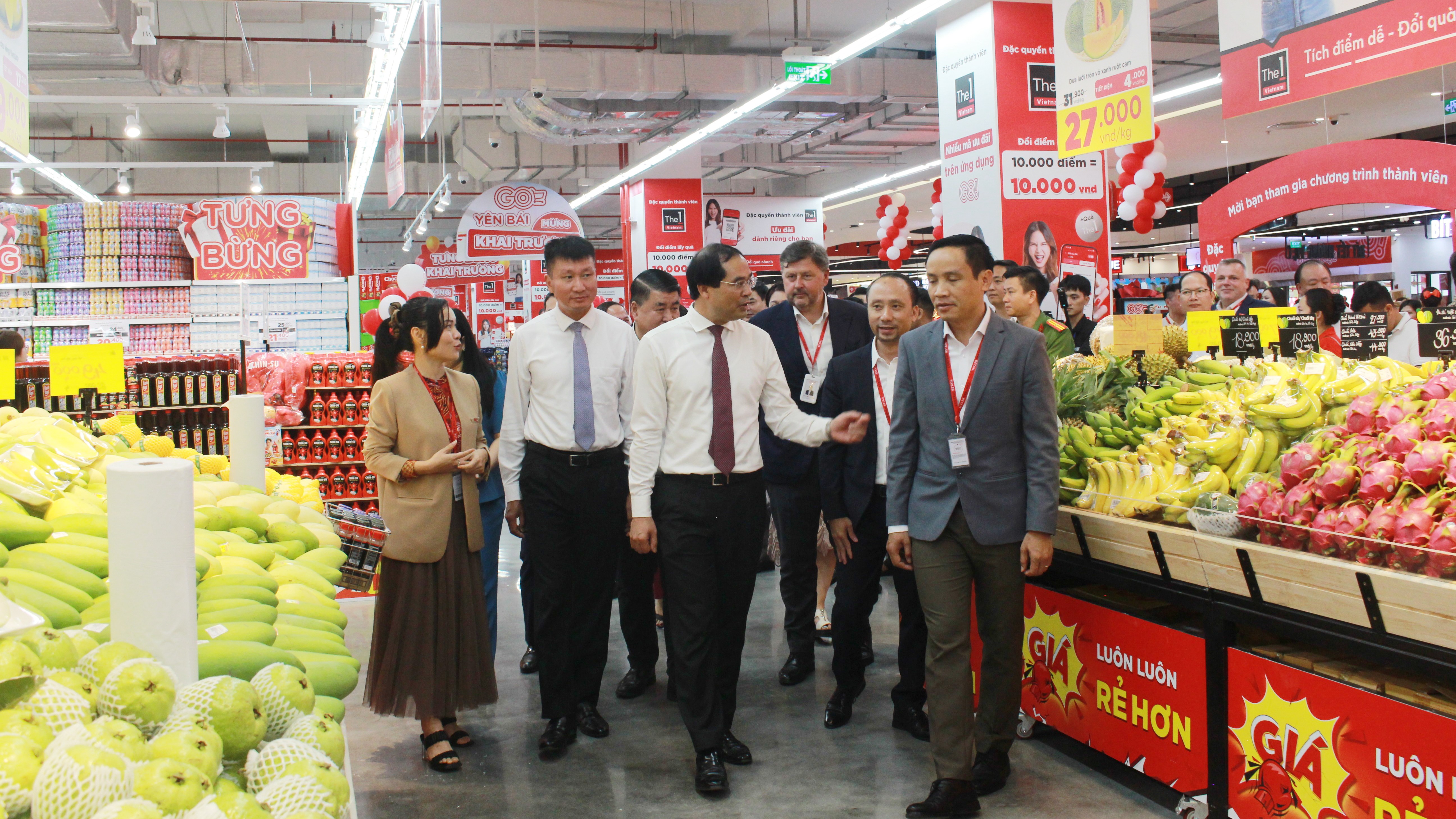 Các đồng chí lãnh đạo tỉnh Lào Cai tham quan các gian hàng của GO! Yên Bái. img-1451.jpg