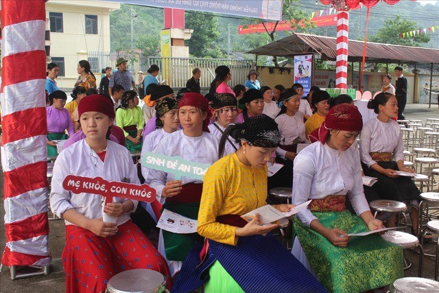 Một buổi tập huấn kiến thức làm mẹ an toàn và chăm sóc sức khỏe trẻ em cho phụ nữ dân tộc thiểu số tại tỉnh Hà Giang (cũ). Một buổi tập huấn kiến thức làm mẹ an toàn và chăm sóc sức khỏe trẻ em cho phụ nữ dân tộc thiểu số tại tỉnh Hà Giang (cũ).
