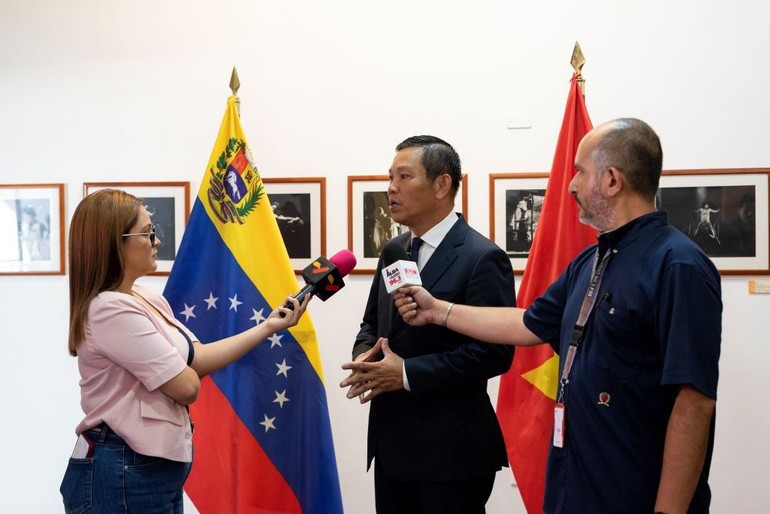 Đại sứ Việt Nam tại Venezuela Vũ Trung Mỹ trả lời các cơ quan báo chí sở tại về công cuộc “sắp xếp lại giang sơn” của Việt Nam ngày 2/7. Đại sứ Việt Nam tại Venezuela Vũ Trung Mỹ trả lời các cơ quan báo chí sở tại về công cuộc “sắp xếp lại giang sơn” của Việt Nam ngày 2/7.