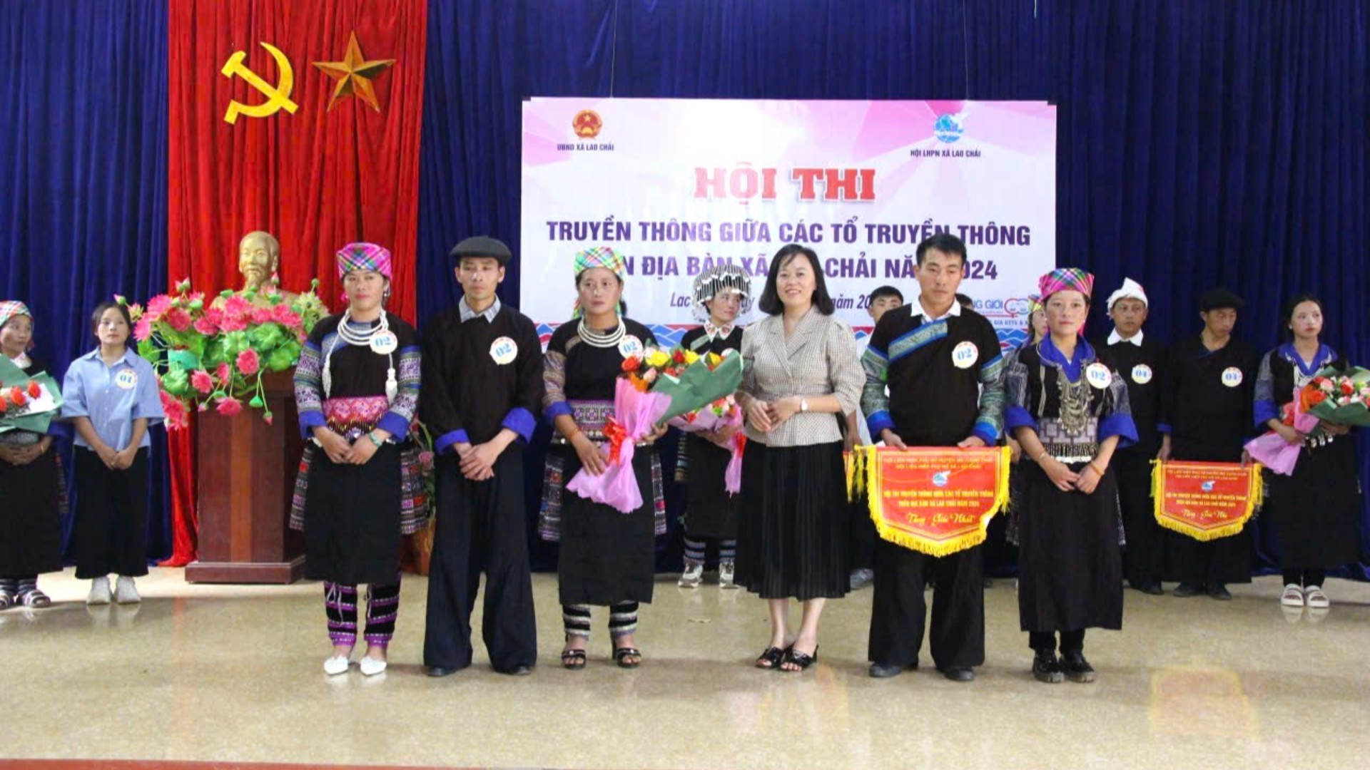 Bà Khang Thị Mào (áo ghi) - Chủ tịch Ủy ban Mặt trận Tổ quốc xã Khao Mang trong một chương trình truyền thông về bình đẳng giới.