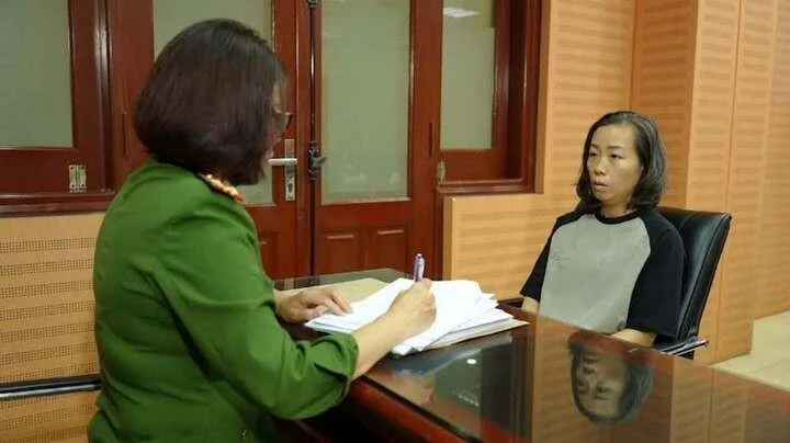 Trang Tuyết Ngọc tại cơ quan công an.