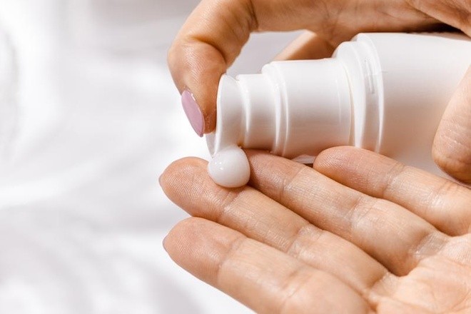 Cục Quản lý Dược (Bộ Y tế) vừa ra quyết định đình chỉ lưu hành, thu hồi và tiêu hủy toàn bộ lô sản phẩm Hanayuki Sunscreen Body (hộp 1 tuýp 100g) do không đáp ứng quy định khi không ghi nhận chỉ số chống nắng như trên nhãn sản phẩm. (ảnh minh hoạ) Cục Quản lý Dược (Bộ Y tế) vừa ra quyết định đình chỉ lưu hành, thu hồi và tiêu hủy toàn bộ lô sản phẩm Hanayuki Sunscreen Body (hộp 1 tuýp 100g) do không đáp ứng quy định khi không ghi nhận chỉ số chống nắng như trên nhãn sản phẩm. (ảnh minh hoạ)
