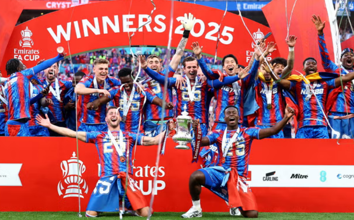 Sau 119 năm chờ đợi, Crystal Palace mới có được chiếc cúp đầu tiên cho mình. Sau 119 năm chờ đợi, Crystal Palace mới có được chiếc cúp đầu tiên cho mình.