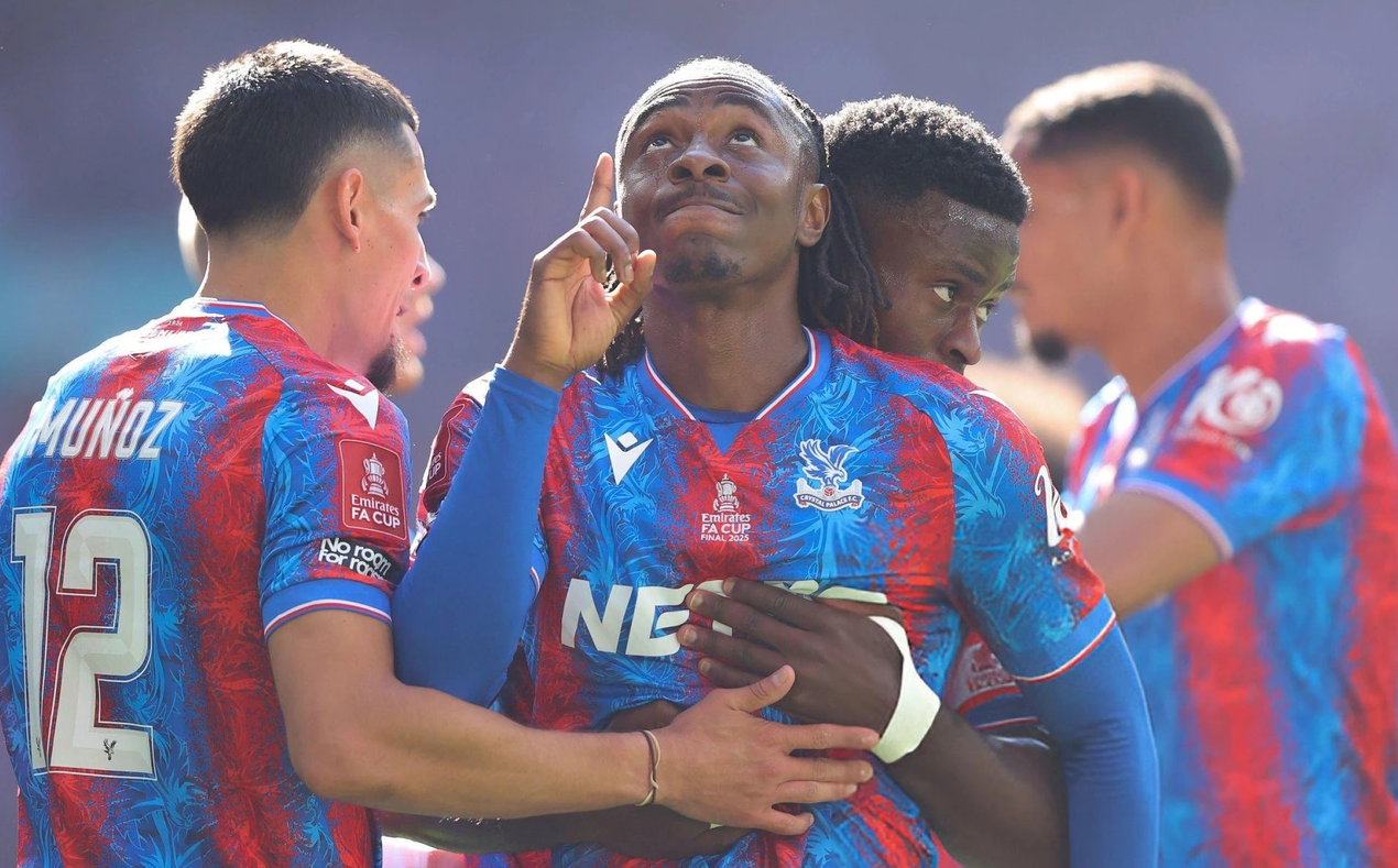 Eberechi Eze cùng đồng ăn mừng sau khi ghi bàn vào lưới Man City. Eberechi Eze cùng đồng ăn mừng sau khi ghi bàn vào lưới Man City.