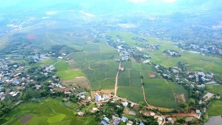 Nhiều tấm biển pano và đường dây nóng "không ma túy" được cắm ở khắp bản làng đến nhà máy, công ty.