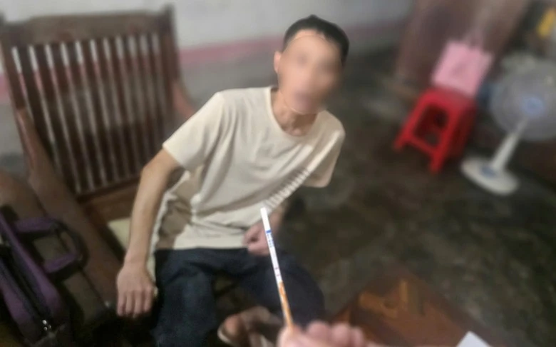 Tổ công tác đến tận nhà các đối tượng trong diện uống methadone để test ma túy.