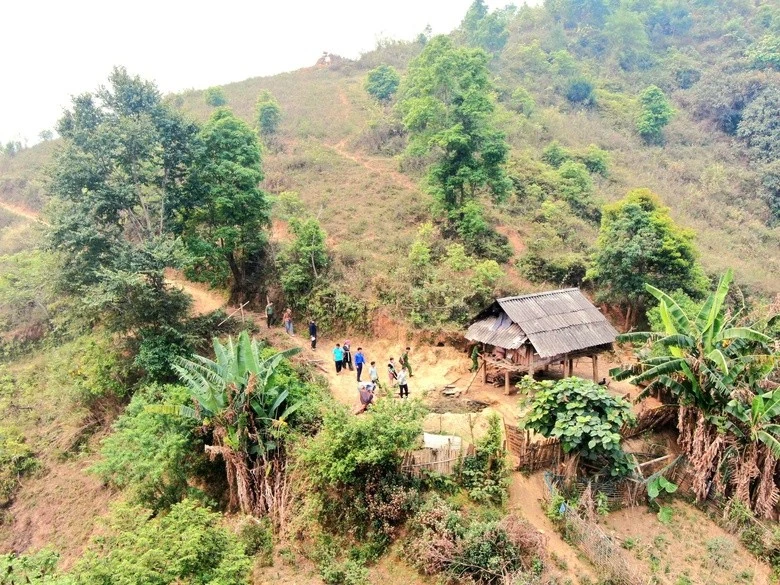 Tổ công tác thường xuyên băng rừng, vượt núi đến với các bản, làng xa xôi để test ma túy.