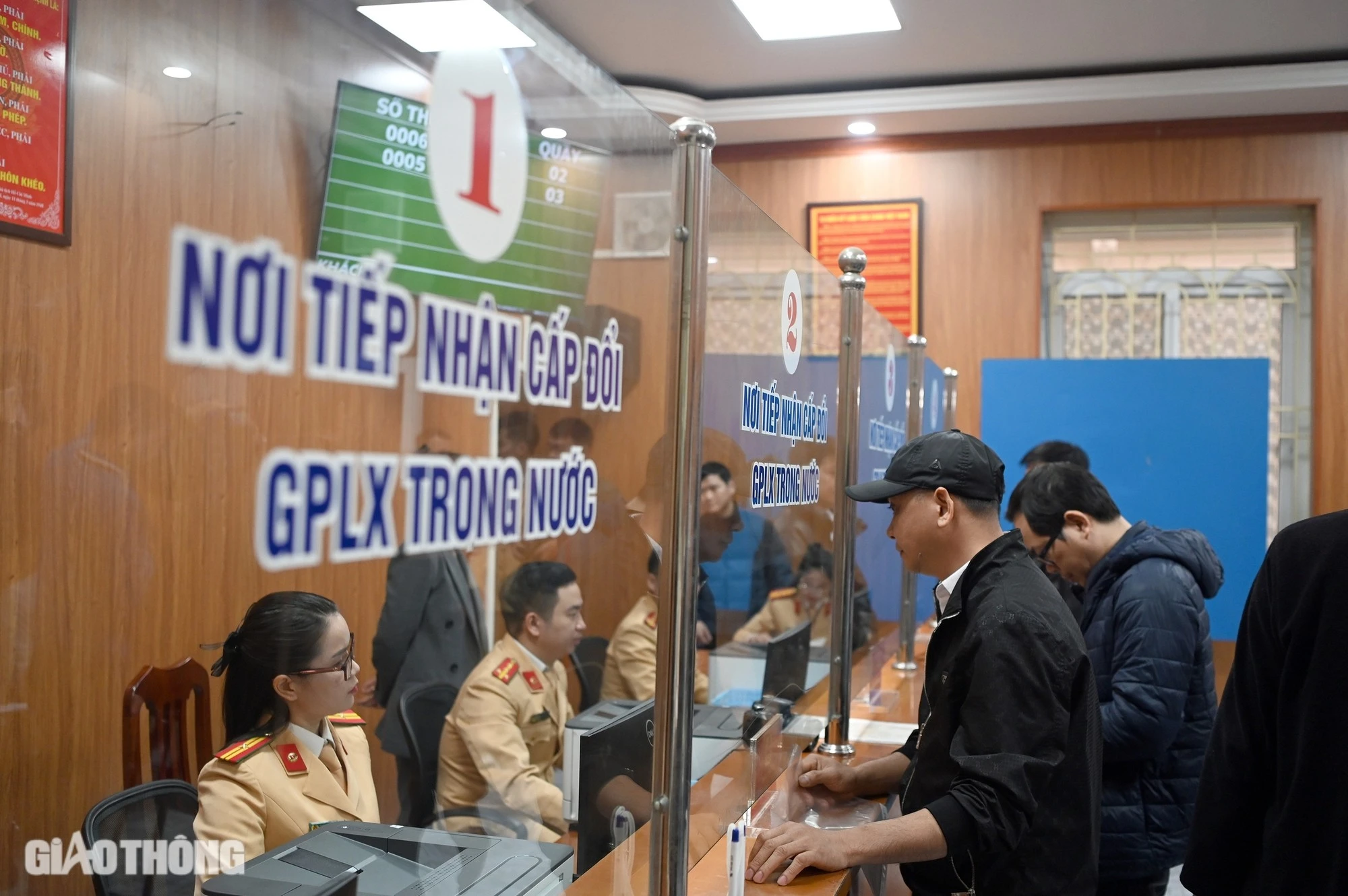 Người dân đến làm thủ tục tại điểm cấp đổi GPLX ở Hà Nội.