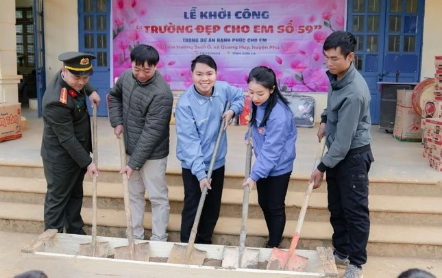 Trương Chấn Sang (thứ 3 từ phải sang) khởi công xây tặng phòng học tại Điểm trường Suối Ó - Trường Tiểu học Quang Huy (xã Quang Huy, huyện Phù Yên, tỉnh Sơn La).