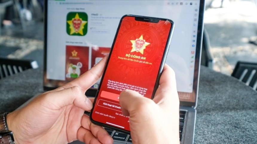 Bộ Công an phát đi cảnh báo về thủ đoạn lừa đảo mới, lợi dụng việc sắp xếp lại đơn vị hành chính để lừa người dân cài đặt ứng dụng VNeID giả mạo.
