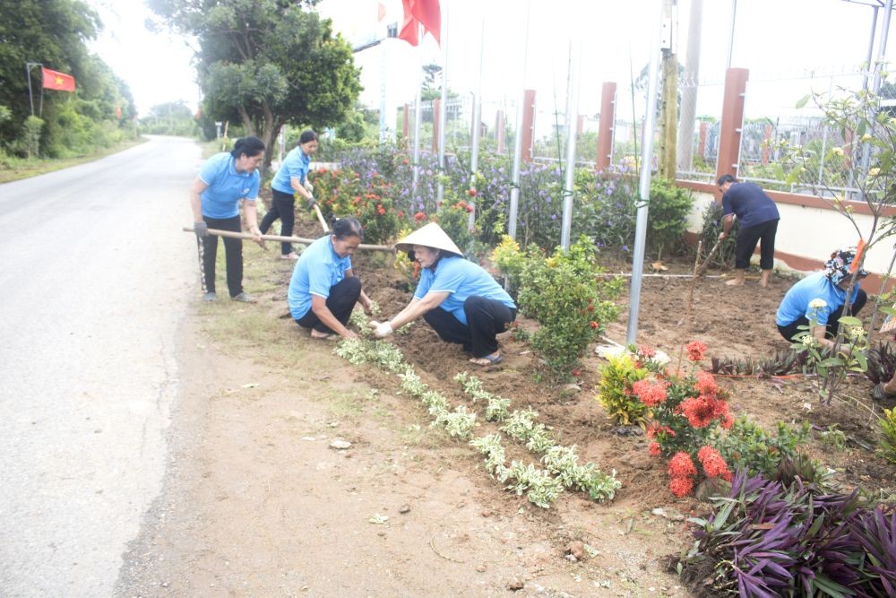 Người dân ấp Điều Hòa, xã Bạch Đằng, TP.Tân Uyên tham gia trồng hoa dọc tuyến đường chính đi qua địa bàn ấp. Người dân ấp Điều Hòa, xã Bạch Đằng, TP.Tân Uyên tham gia trồng hoa dọc tuyến đường chính đi qua địa bàn ấp.