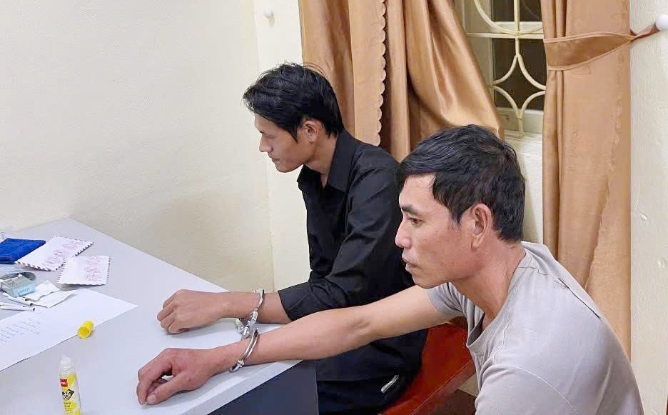 Đối tượng Sầm Văn Đức và Hoàng Văn Chính tại cơ quan công an. b.jpg