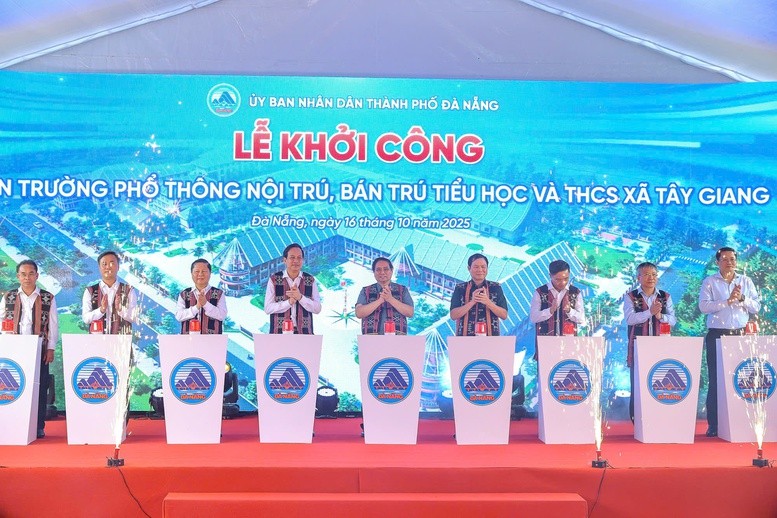 Thủ tướng Phạm Minh Chính và các đại biểu khởi công dự án Trường phổ thông nội trú, bán trú Tiểu học và THCS xã Tây Giang, thành phố Đà Nẵng ngày 16/10/2025.
