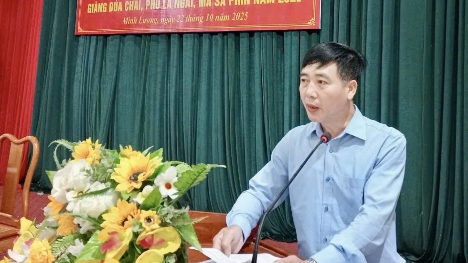 Đồng chí Đặng Xuân Phương - Bí thư Đảng ủy, Chủ tịch HĐND xã phát biểu tại buổi tiếp xúc, đối thoại. dc-dang-xuan-phuong-phat-bieu-khai-mac.jpg