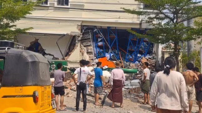 Một tòa nhà bị hư hại sau trận động đất ở Mandalay, Myanmar, ngày 28/3/2025. (