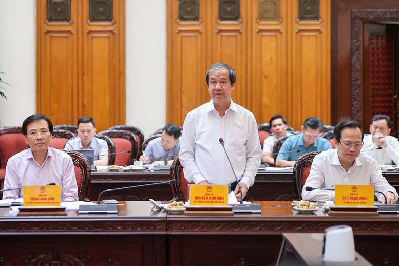 Bộ trưởng Nguyễn Kim Sơn đã đưa ra các kiến nghị cụ thể nhằm đảm bảo tiến độ và tính khả thi của kế hoạch xây dựng 100 trường vùng biên giới. Bộ trưởng Nguyễn Kim Sơn đã đưa ra các kiến nghị cụ thể nhằm đảm bảo tiến độ và tính khả thi của kế hoạch xây dựng 100 trường vùng biên giới.