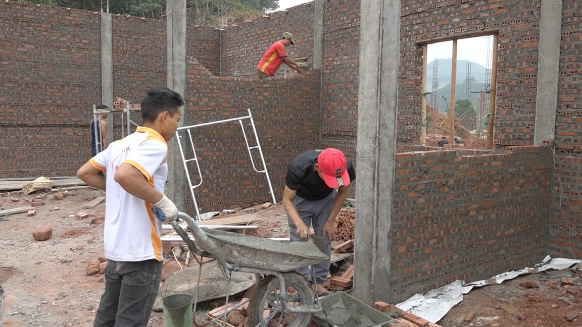 tien-do-lam-nha-o-dang-duoc-khan-truong-xay-dung.png