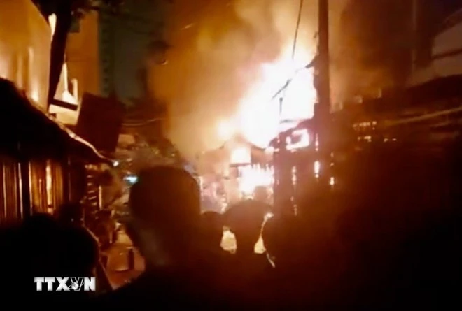 Cháy lớn tại cư xá Độc Lập, phường Phú Thọ Hòa, Thành phố Hồ Chí Minh tối 6/7.